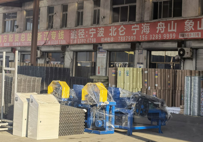 山東李經(jīng)理訂購的中型水箱拉絲機發(fā)貨了，請注意收貨！